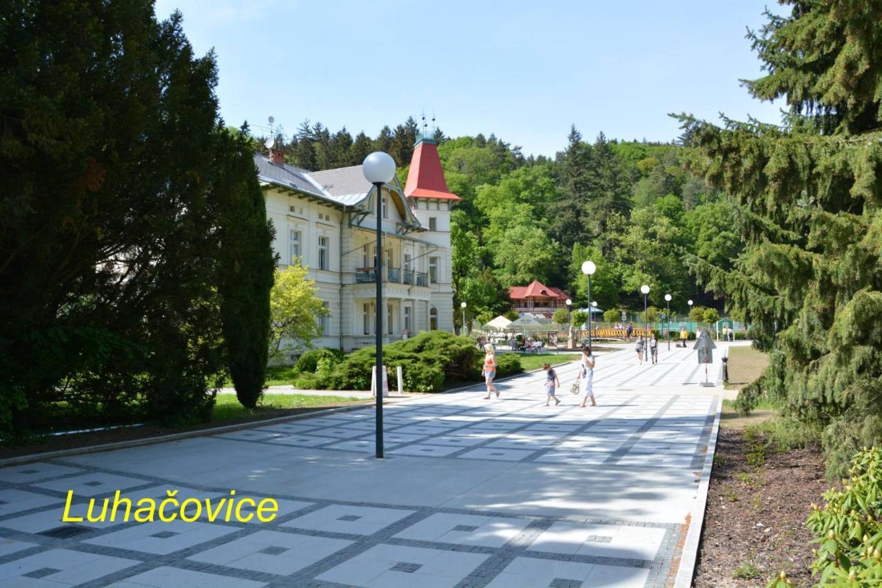 Retro Vila Guest House Slusovice Exterior photo